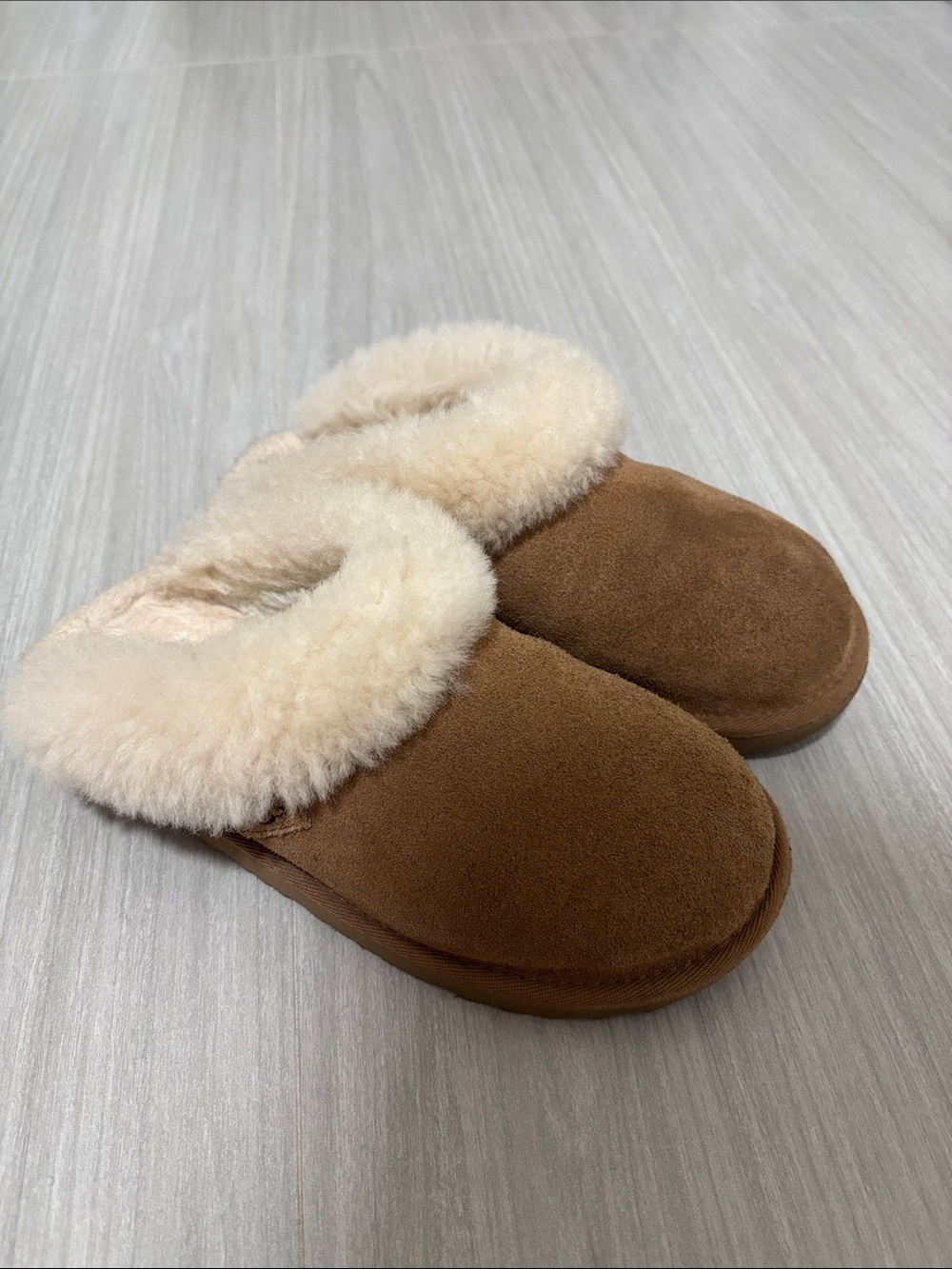 Ugg slippers women size 5 or youth size 3